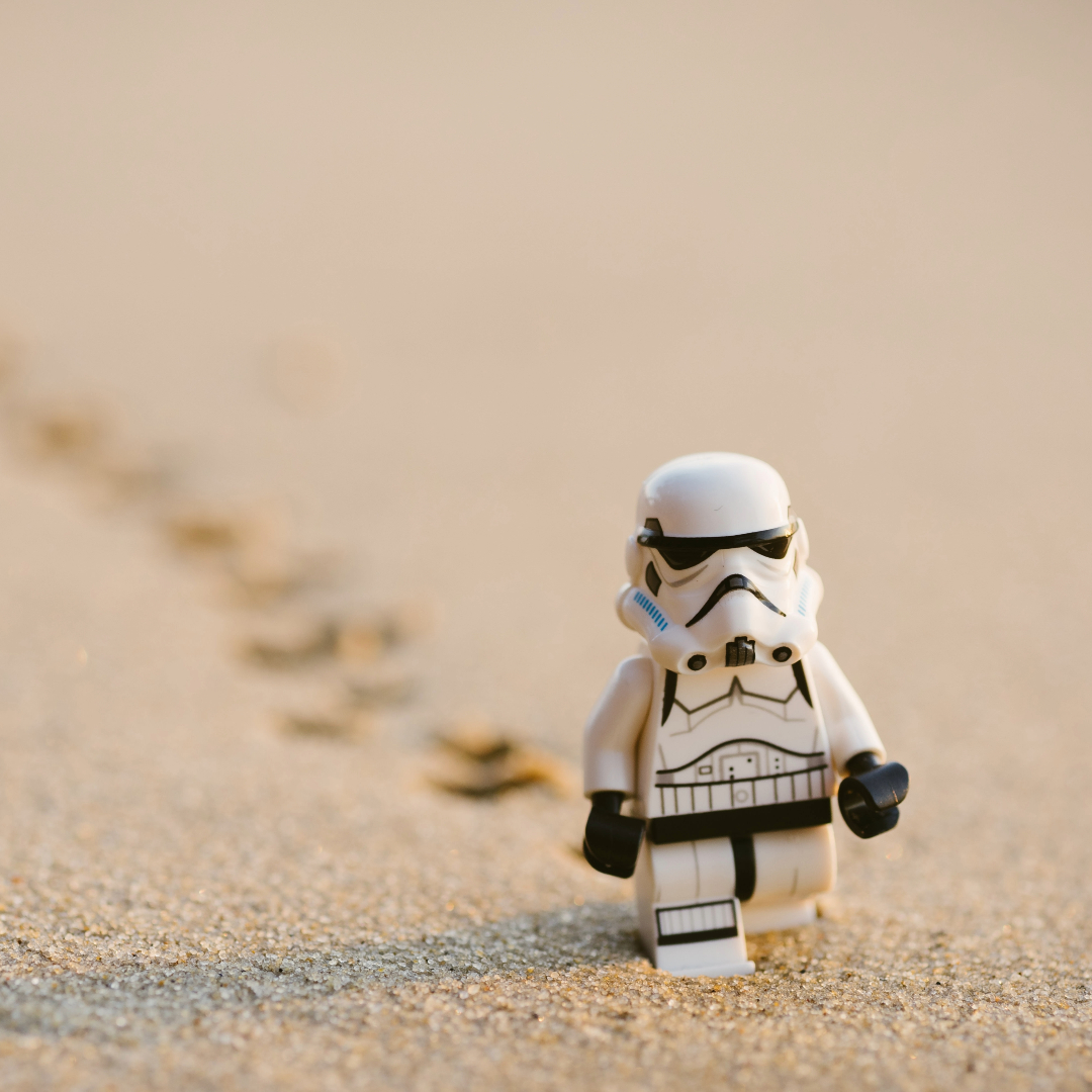 Avatar représenté par un soldat Star Wars lego marchant dans le sable.